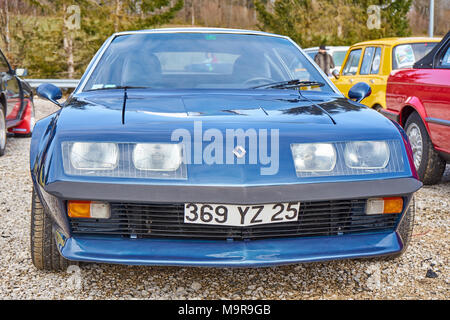 Septfontaines / Francia / Marzo 2018 : giallo Renault Alpine A108 parchi intorno a una Youngtimer auto Rallye Foto Stock