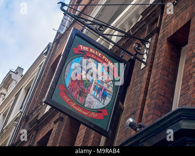 LONDRA, Regno Unito - 08 MARZO 2018: Cartello per il Blue Posts Pub in Kingley Street Foto Stock