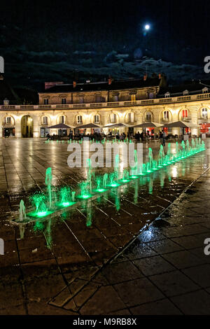 Di notte a luogo Liberacion, Dijon, Borgogna con fontane e piazza illuminata con i colori della bandiera francese. Foto Stock