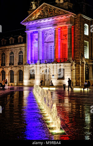 Di notte a luogo Liberacion, Dijon, Borgogna con fontane e piazza illuminata con i colori della bandiera francese. Foto Stock