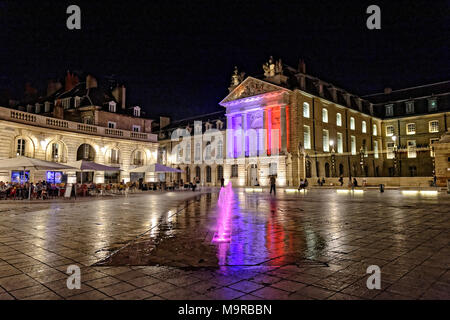 Di notte a luogo Liberacion, Dijon, Borgogna con fontane e piazza illuminata con i colori della bandiera francese. Foto Stock