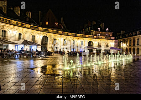 Di notte a luogo Liberacion, Dijon, Borgogna con fontane e piazza illuminata con i colori della bandiera francese. Foto Stock