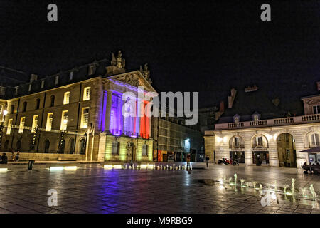 Di notte a luogo Liberacion, Dijon, Borgogna con fontane e piazza illuminata con i colori della bandiera francese. Foto Stock