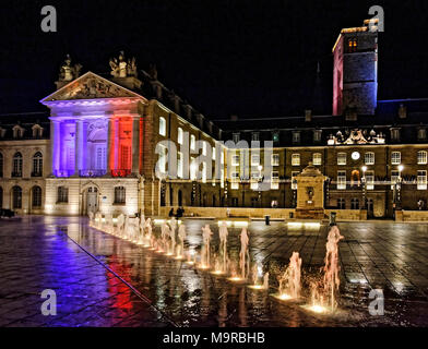 Di notte a luogo Liberacion, Dijon, Borgogna con fontane e piazza illuminata con i colori della bandiera francese. Foto Stock