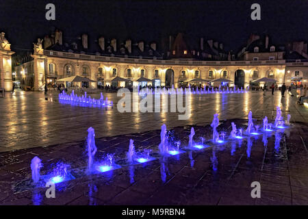 Di notte a luogo Liberacion, Dijon, Borgogna con fontane e piazza illuminata con i colori della bandiera francese. Foto Stock