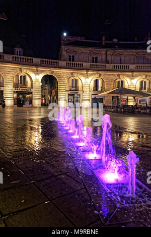 Di notte a luogo Liberacion, Dijon, Borgogna con fontane e piazza illuminata con i colori della bandiera francese. Foto Stock