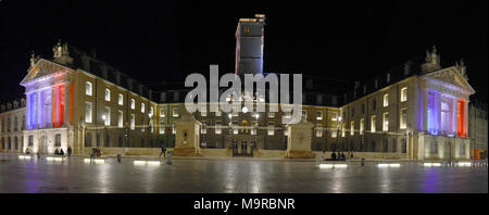 Di notte a luogo Liberacion, Dijon, Borgogna con fontane e piazza illuminata con i colori della bandiera francese. Foto Stock