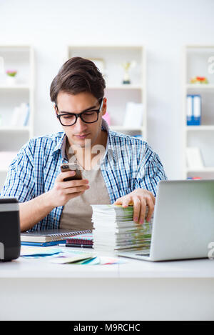 Sales Assistant presso la casa editrice che mostra pronto libri stampati Foto Stock