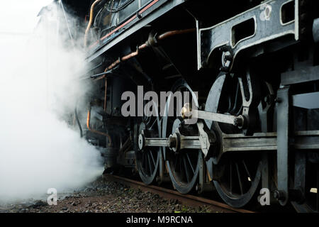 Close-up, dettaglio, valvola di scarico rilasciando vapore acqueo, ruote motrici di vintage locomotiva a vapore, motore Foto Stock