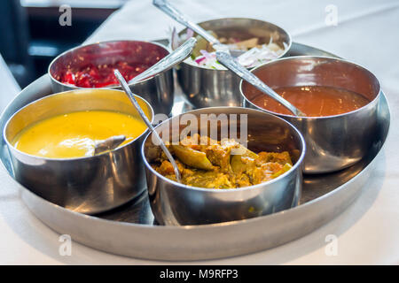 Selezione di salse e mostarde e sottaceti per poppadums, Spice Masala ristorante indiano, ex Kismet Tandoori, Chipping Ongar, Essex, Inghilterra Foto Stock