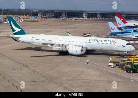Airbus A350-941 aereo di linea nei colori della Cathay Pacific la compagnia di bandiera di Hong Kong Foto Stock