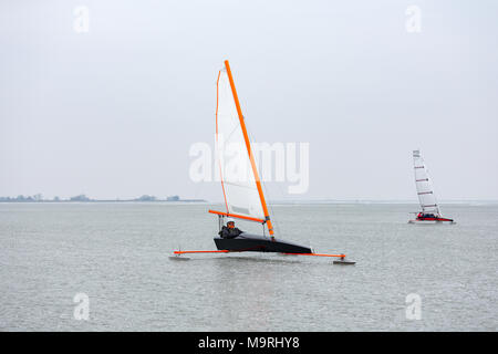 Vela su ghiaccio sul Gouwzee in Monnickendam, Paesi Bassi Foto Stock