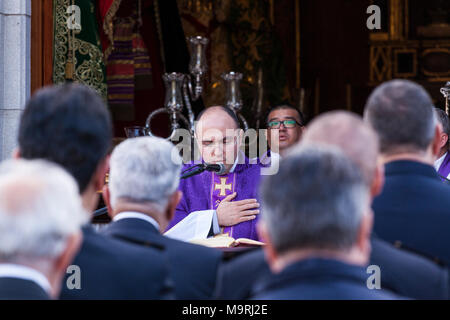 Il sacerdote che celebra la messa fuori la Ermita de la Viña in Adeje old town, Tenerife, Isole Canarie, Spagna Foto Stock