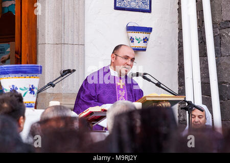 Il sacerdote che celebra la messa fuori la Ermita de la Viña in Adeje old town, Tenerife, Isole Canarie, Spagna Foto Stock