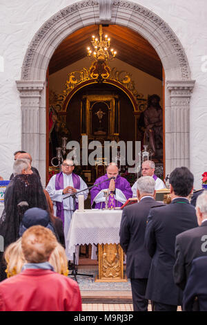 Il sacerdote che celebra la messa fuori la Ermita de la Viña in Adeje old town, Tenerife, Isole Canarie, Spagna Foto Stock