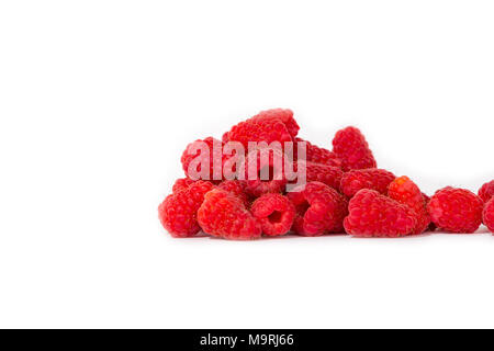 Pila di colore rosso brillante dei lamponi freschi contro uno sfondo bianco. Foto Stock