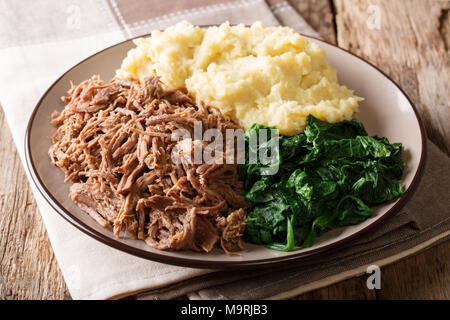 Il Botswana pasto festivo: seswaa stufati di carne di manzo con pap porridge e spinaci close-up su una piastra su un piano orizzontale. Foto Stock