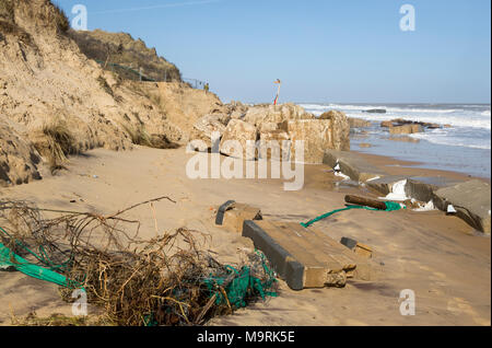 20 marzo 2018 Hemsby, UK. Sentiero costiero segno abbandonati dall erosione costiera a Hemsby, Norfolk, Inghilterra, Regno Unito Foto Stock