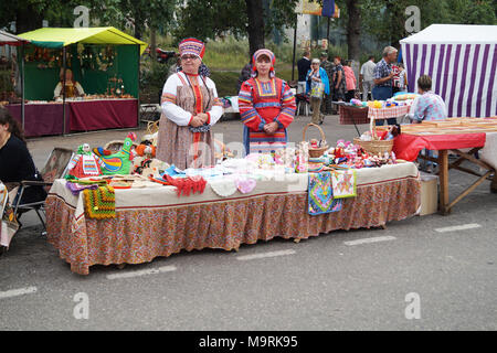 Mstyora,Russia-August 16,2014:Donne(donna)s in tuta nazionale commercio souvenir al giorno della città Foto Stock