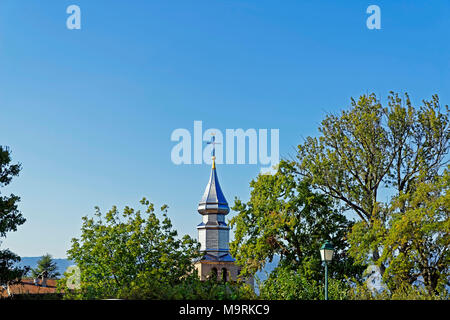 L'Europa, Francia Auvergne Rhône incubo, Yvoire, Rue del Bouchets, Steeple, chiesa, Eglis Saint-Pancrace, architettura, alberi, edifici, lanterne Foto Stock