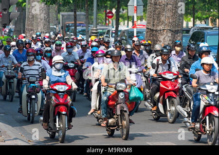 Ho Chi Minh, a Saigon, Vietnam - Febbraio 2016: motociclisti nel traffico caotico della città Foto Stock