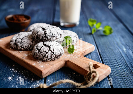 Chocolate crinkle cookies con polvere di glassa di zucchero Foto Stock