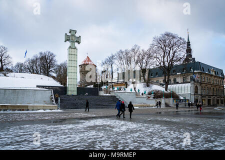 Tallinn, Estonia - Febbraio 2018: Piazza della Libertà in inverno, la città vecchia di Tallinn, Estonia. Si tratta di una popolare località turistica nel centro della città di talli Foto Stock