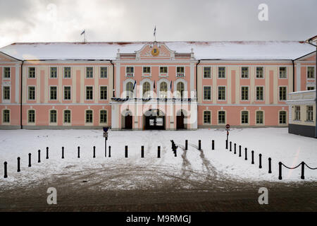 Tallinn, Estonia - Febbraio, 2018: il castello di Toompea nella città vecchia in inverno, Tallinn, Estonia. Il castello si trova nella città vecchia di Tallinn e una popolare Foto Stock