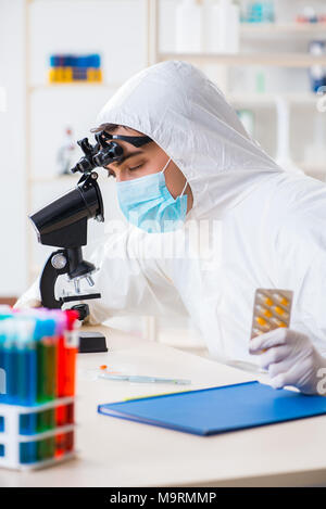 Sintesi del farmaco concetto con il farmacista lavorando nel laboratorio di ricerca Foto Stock