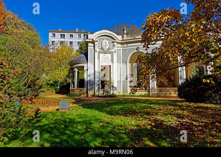 L'Europa, Francia, Auvergne, Vichy, boulevard si Président John Fitzgerald Kennedy, molla, fonte dei Celestini, fogliame autunnale, fogli, marrone, arch Foto Stock