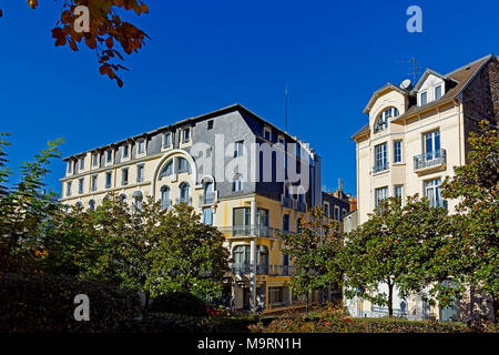 L'Europa, Francia, Auvergne, Vichy, Rue d'Alier, casa di fronti, architettura, alberi, edifici, luogo di interesse, turismo, street, piante Foto Stock