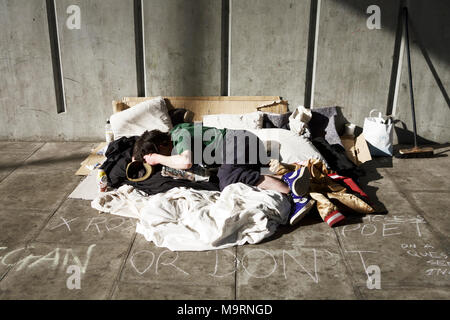 Dormire ruvido Regno Unito. Un uomo senza casa che dorme su una strada a Londra. Senza tetto nel Regno Unito. Senza tetto persone UK. Crisi dei senzatetto. Austerità. Malato mentalmente. Foto Stock