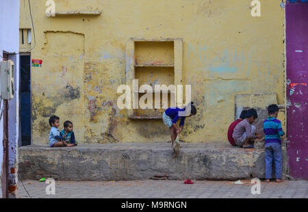 Agra, India - Nov 11, 2017. Bambini che giocano al mercato di strada vicino al Taj Mahal di Agra, India. Foto Stock