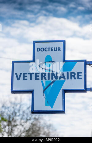 Segno di un veterinario francese su una parete in città Foto Stock