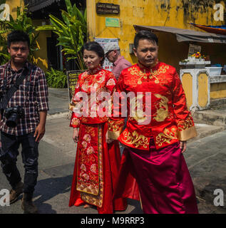 Sposa e lo sposo con il fotografo in Hoi An, Vietnam Foto Stock