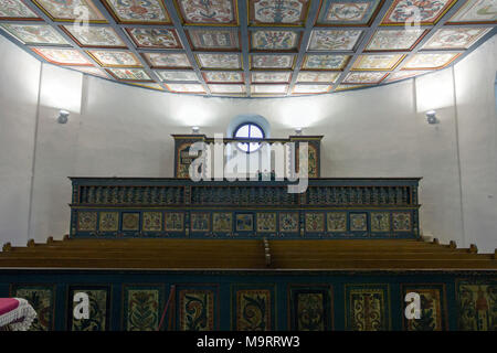 Soffitto a cassetta in una chiesa calvinista in Szenna, Ungheria. Foto Stock