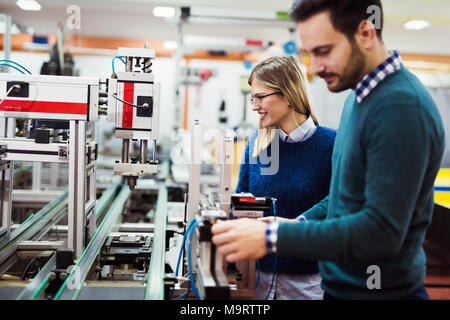 I giovani studenti di elettronica lavorando sul progetto Foto Stock