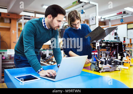 I giovani studenti di robotica a lavorare sul progetto Foto Stock