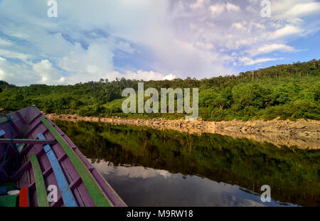 La vista del fiume Barito nel Kalimantan centrale come il sole saluta la foresta. Fiume Barito lungo 900 chilometri e passando due province del Borneo. Foto Stock