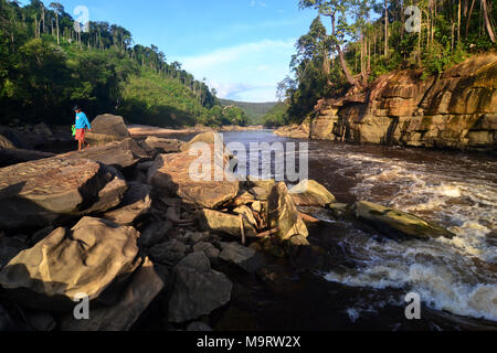 La vista del fiume Barito nel Kalimantan centrale come il sole saluta la foresta. Fiume Barito lungo 900 chilometri e passando due province del Borneo. Foto Stock