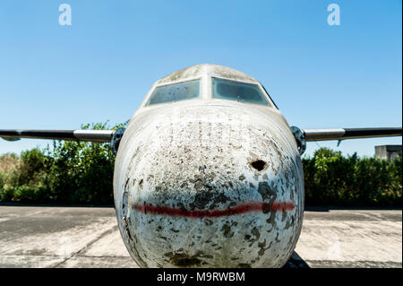 La natura assume abbandonato Fairchild aeroplani di CATA Linea Aerea a Moron Airport in Buenos Aires Foto Stock