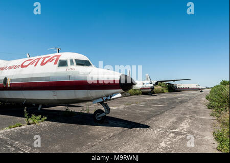 La natura assume abbandonato Fairchild aeroplani di CATA Linea Aerea a Moron Aeroporto di Buenos Aires, che mostra qui un dettaglio del naso e cockpit Foto Stock