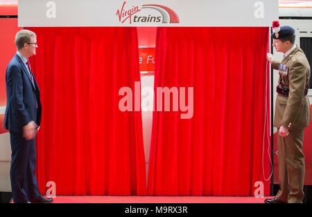 Kings Cross, London, Regno Unito. Il 27 marzo 2018. Il reggimento reale di Fusiliers è onorato con la denominazione di un Virgin Trains Classe 91 locomotore. Foto Stock