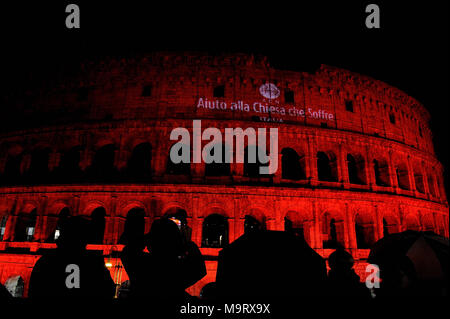 Una vista del Colosseo illuminato in rosso per richiamare l attenzione sulla persecuzione dei cristiani in tutto il mondo, durante la cerimonia promossa da "Aiuto alla Chiesa che soffre di Roma. Dove: Roma, Lazio, Italia Quando: 24 Feb 2018 Credit: IPA/WENN.com * * disponibile solo per la pubblicazione in UK, USA, Germania, Austria** Foto Stock