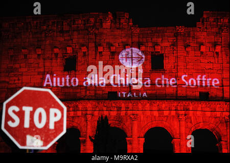 Una vista del Colosseo illuminato in rosso per richiamare l attenzione sulla persecuzione dei cristiani in tutto il mondo, durante la cerimonia promossa da "Aiuto alla Chiesa che soffre di Roma. Dove: Roma, Lazio, Italia Quando: 24 Feb 2018 Credit: IPA/WENN.com * * disponibile solo per la pubblicazione in UK, USA, Germania, Austria** Foto Stock