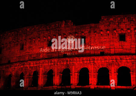 Una vista del Colosseo illuminato in rosso per richiamare l attenzione sulla persecuzione dei cristiani in tutto il mondo, durante la cerimonia promossa da "Aiuto alla Chiesa che soffre di Roma. Dove: Roma, Lazio, Italia Quando: 24 Feb 2018 Credit: IPA/WENN.com * * disponibile solo per la pubblicazione in UK, USA, Germania, Austria** Foto Stock