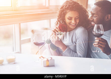 Positivo il piacere giovane avente umore romantico Foto Stock