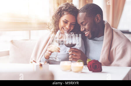 Felice di amare giovane toccando bicchieri Foto Stock