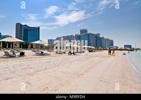 Strade di Abu Dhabi la capitale degli Emirati Arabi Uniti 2012-11-28 Foto Stock