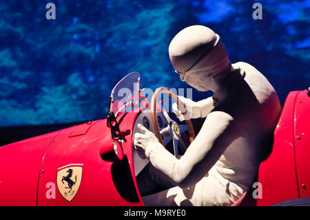 Racing legends attrazione nel parco dei divertimenti di Ferrari World a Yas Island di Abu Dhabi, Emirati arabi uniti, 2012-11-28 Foto Stock